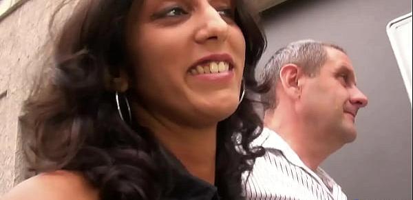 Agnès, belle beurette, se fait baiser dans un sex-shop